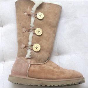 Ugg Bailey Button  boots size 9.5 chestnut